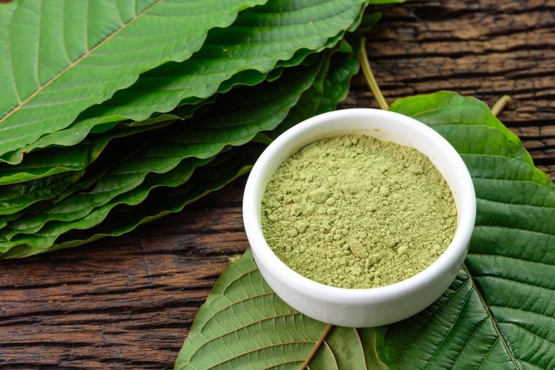 What are some popular kratom strains known for their pain-relieving properties?